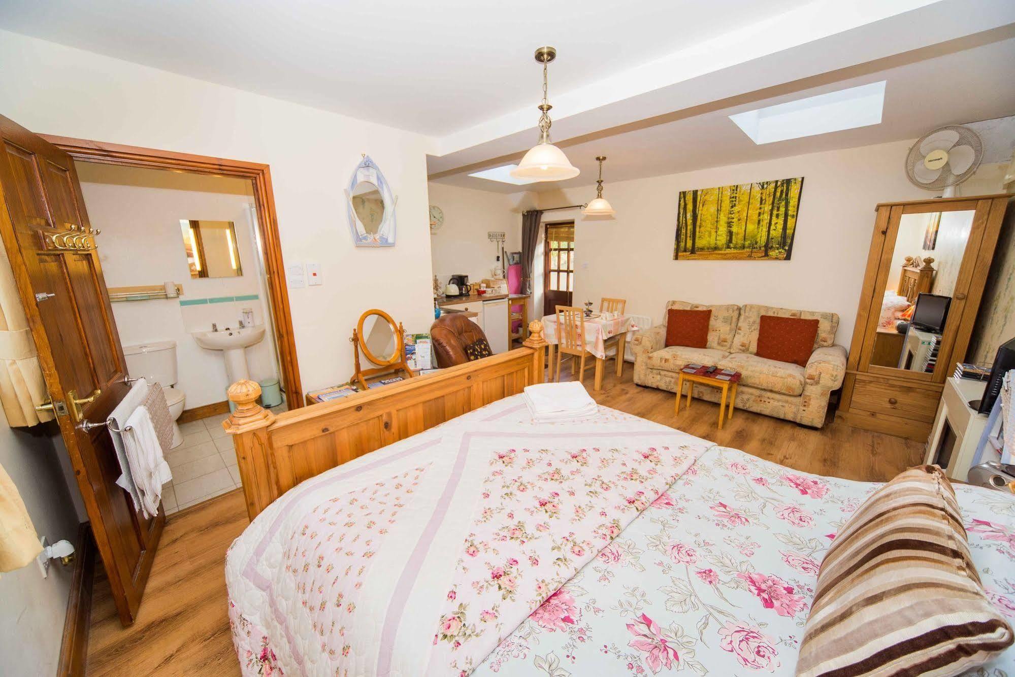 Cozy Snug Room, Short Drive To Lyme Regis, Crackling Fireplace, Private Balcony & Stunning Countryside Views, Free Private Parking & Wifi Axminster Exterior foto