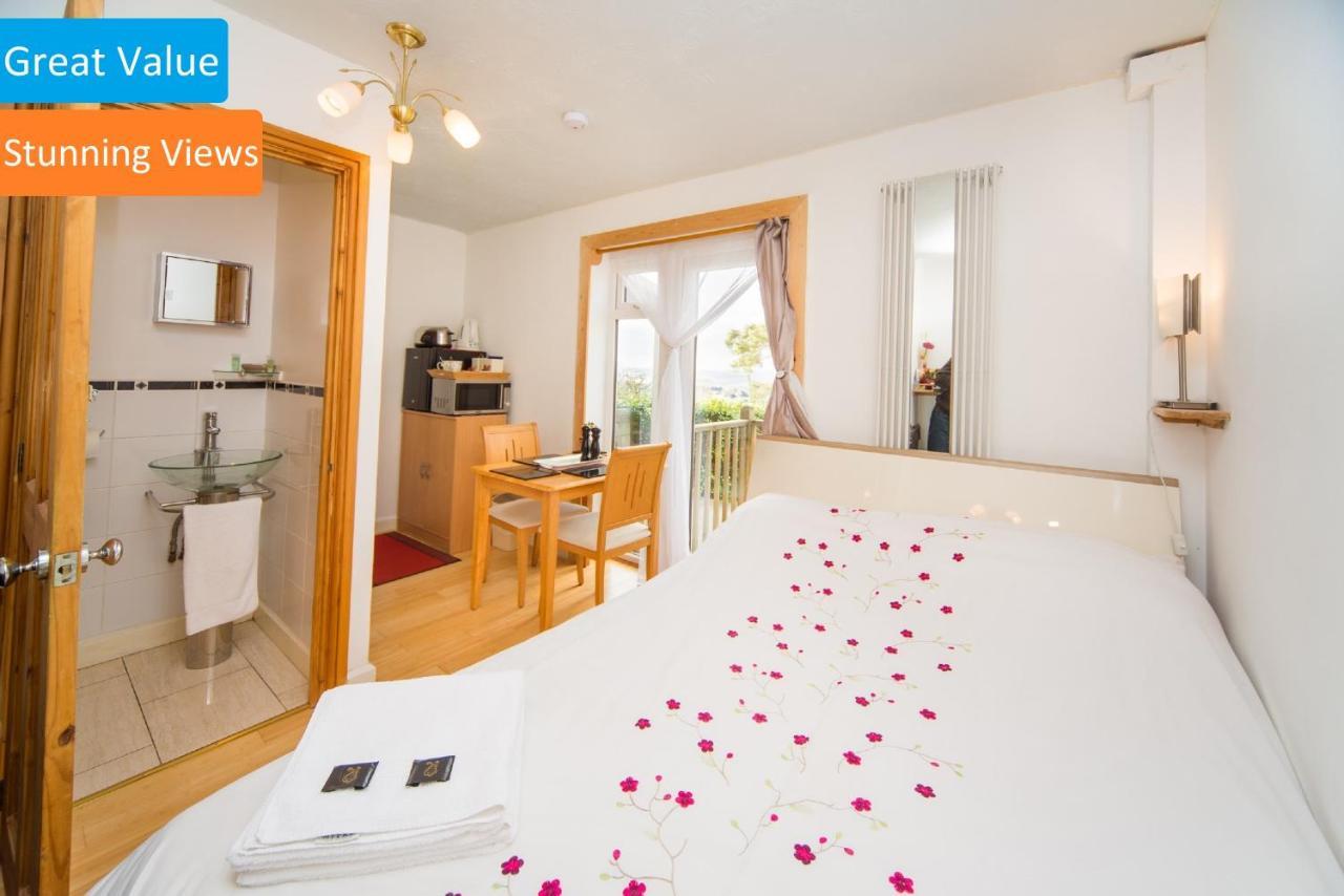 Cozy Snug Room, Short Drive To Lyme Regis, Crackling Fireplace, Private Balcony & Stunning Countryside Views, Free Private Parking & Wifi Axminster Exterior foto